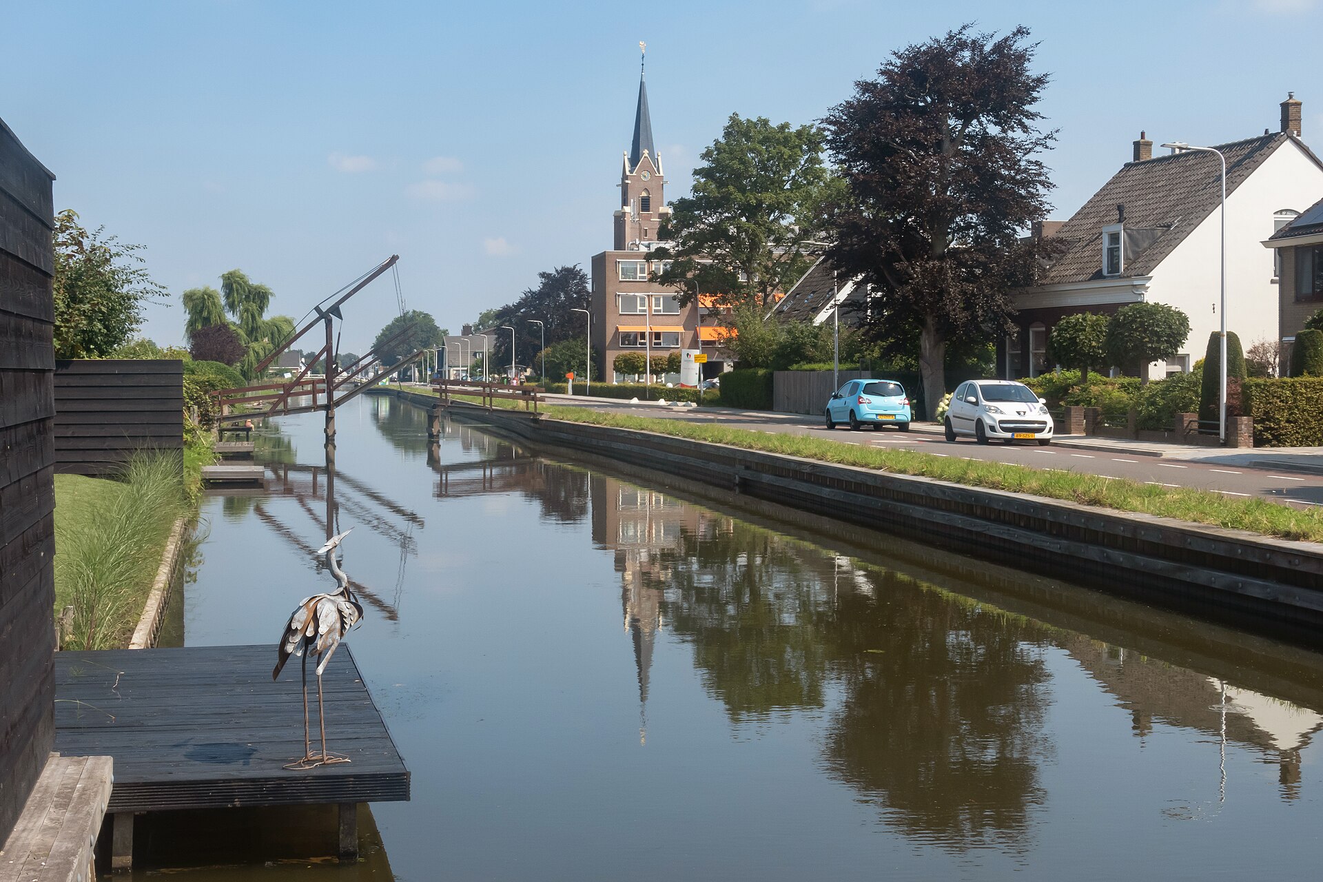 Vaart langs de Noordeindseweg in Berkel en Rodenrijs met de Sint Petruskerk op de achtergrond