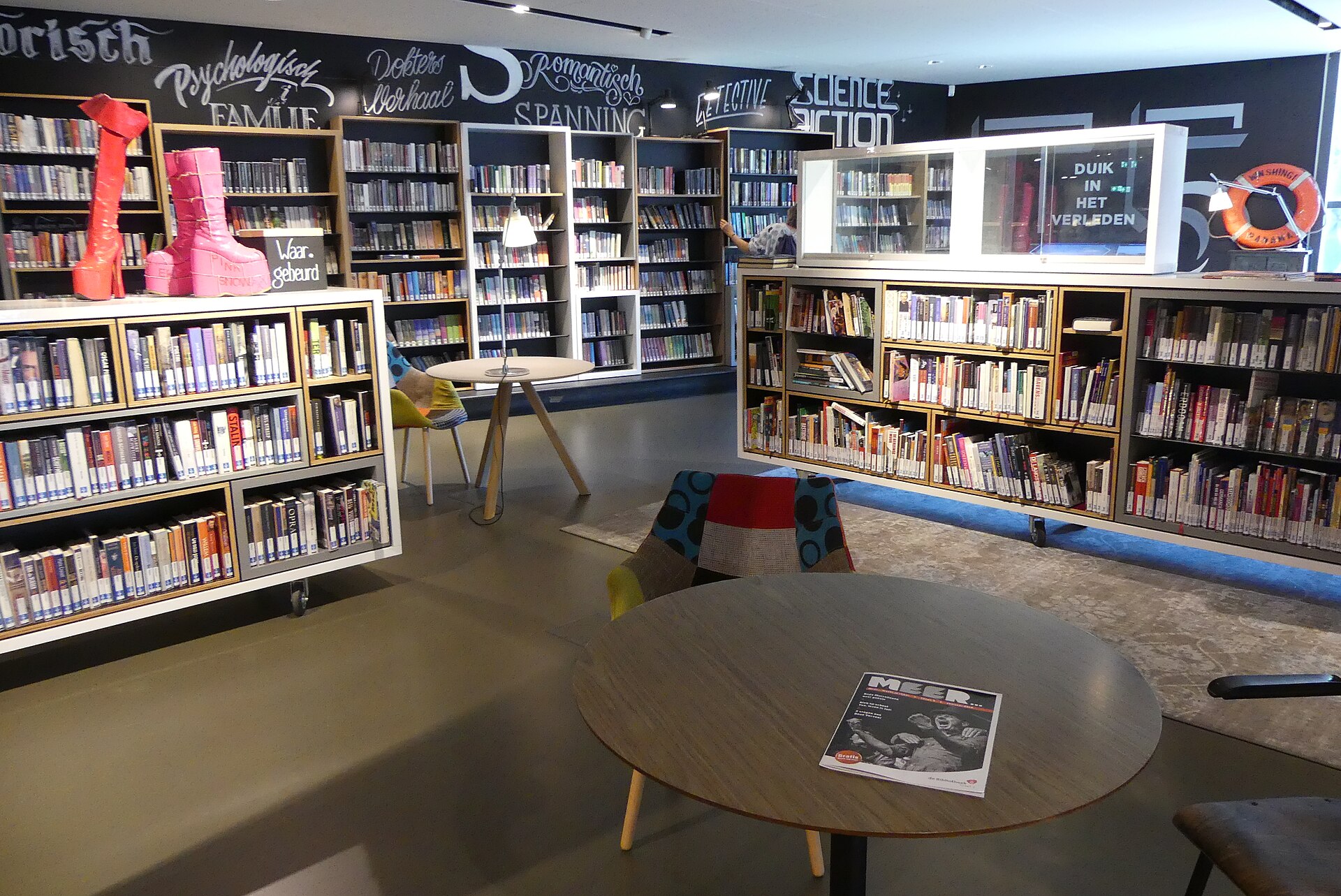 Boekenkasten en een leestafel in een openbare bibliotheek