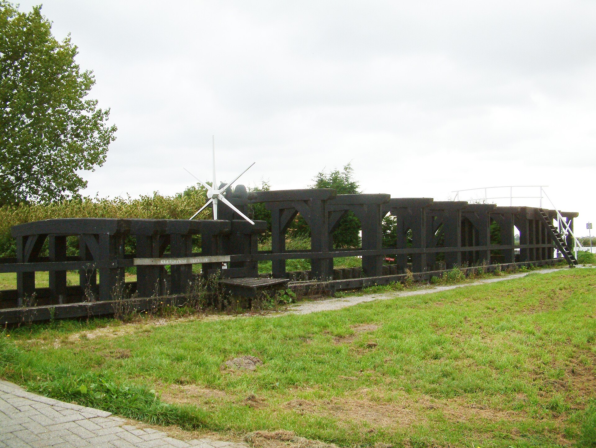 Het houten Bleiswijkse Verlaat, een historisch sluisje uit 1774 in het groen bij de Rottemeren in Bleiswijk