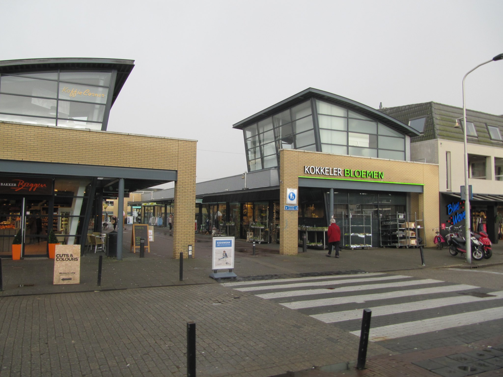 Ingang van de Centrumpassage in het centrum van Berkel en Rodenrijs, met winkels en een zebrapad
