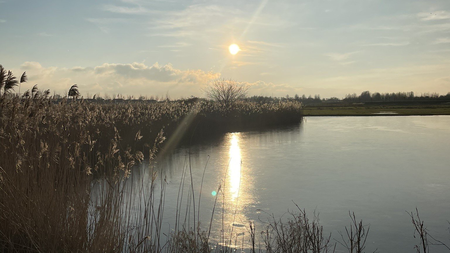 Zonsondergang boven het water in de Groenzoom