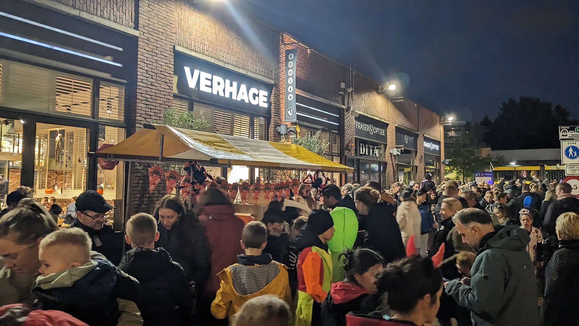 Drukte met kinderen in Halloweenkostuums bij de winkels van Berkel Centrum op Halloweenavond