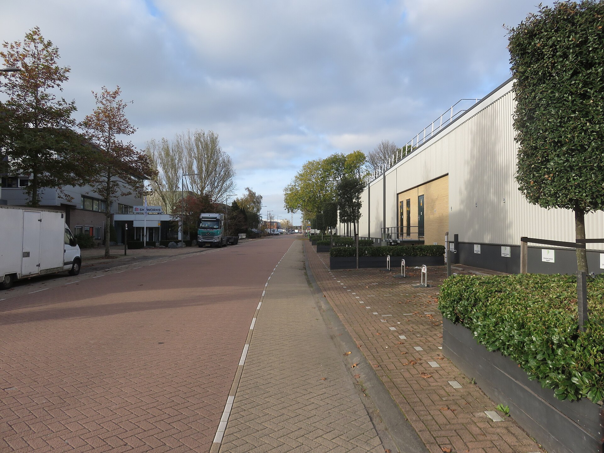 Bedrijfspanden en geparkeerde bestelwagens aan de Industrieweg in Berkel en Rodenrijs