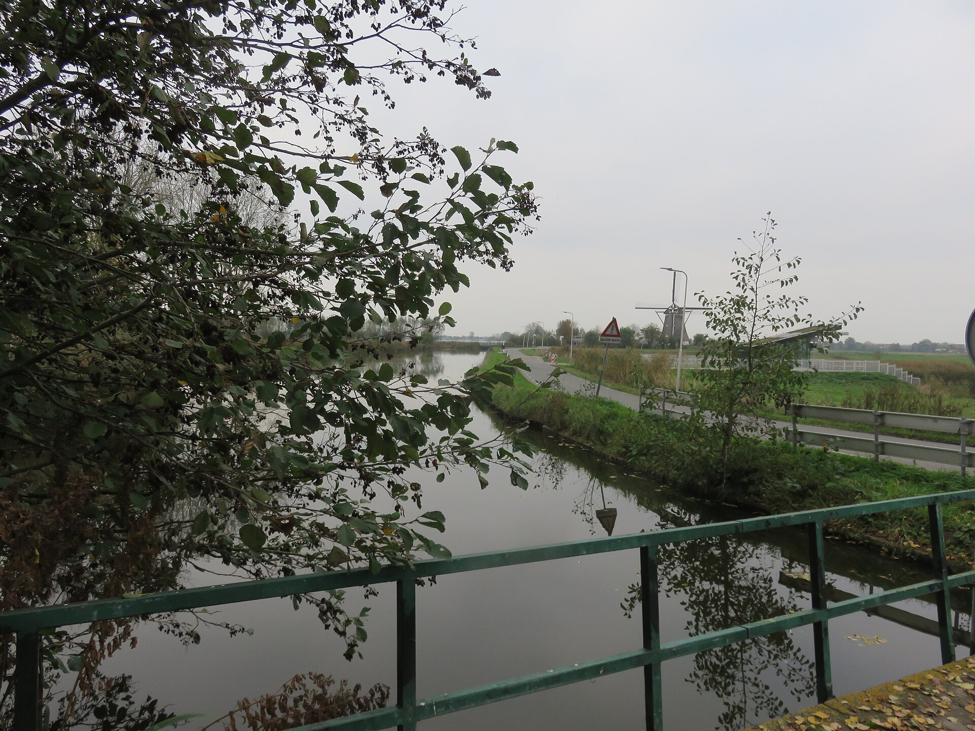 Herfst langs de Molenweg in Berkel en Rodenrijs, met water, een fietspad en op de achtergrond Molen de Valk