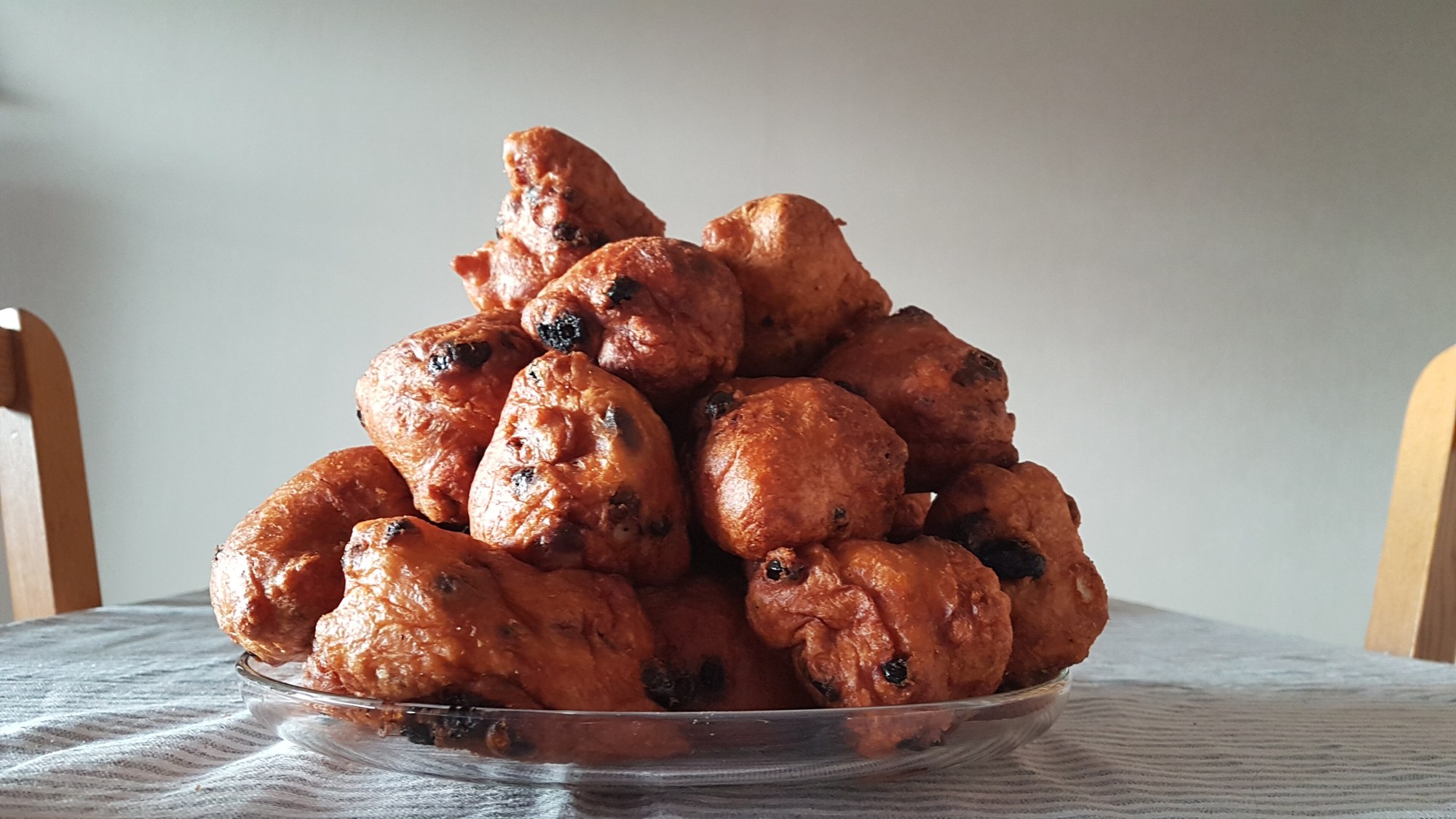 Een schaal met oliebollen met rozijnen, het traditionele gebak rond oud en nieuw