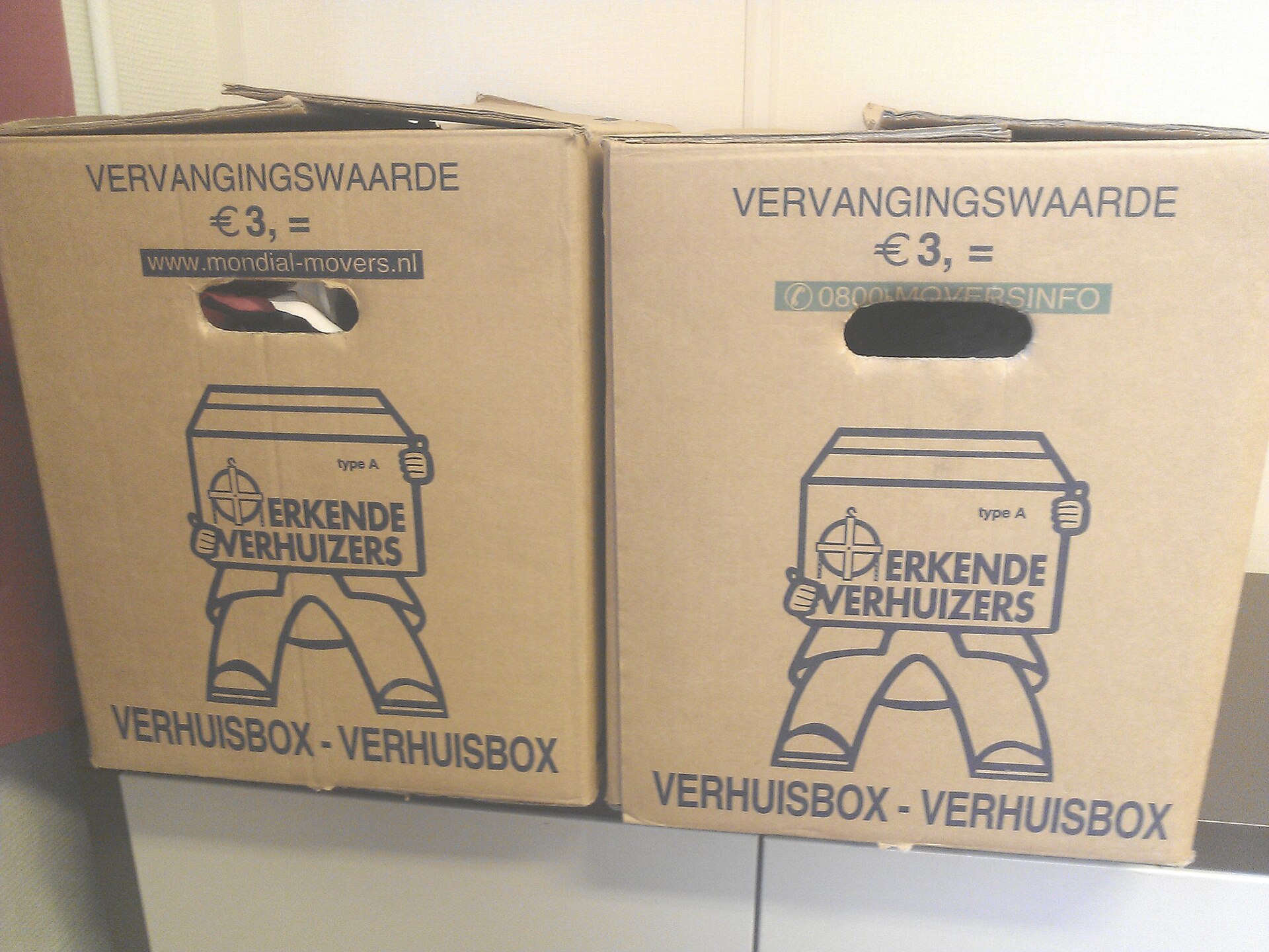 Twee kartonnen verhuisdozen naast elkaar